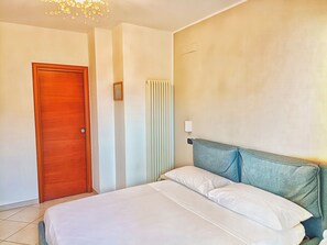 2 bedrooms, iron/ironing board, WiFi, bed sheets - Cozy family apartment just minutes from the sea with outdoor courtyard (Tortoreto Lido)