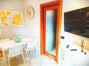 Dining - Cozy family apartment just minutes from the sea with outdoor courtyard (Tortoreto Lido)