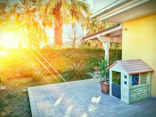 Property grounds - Cozy family apartment just minutes from the sea with outdoor courtyard (Tortoreto Lido)