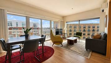 Fernseher, Tischtennisplatte