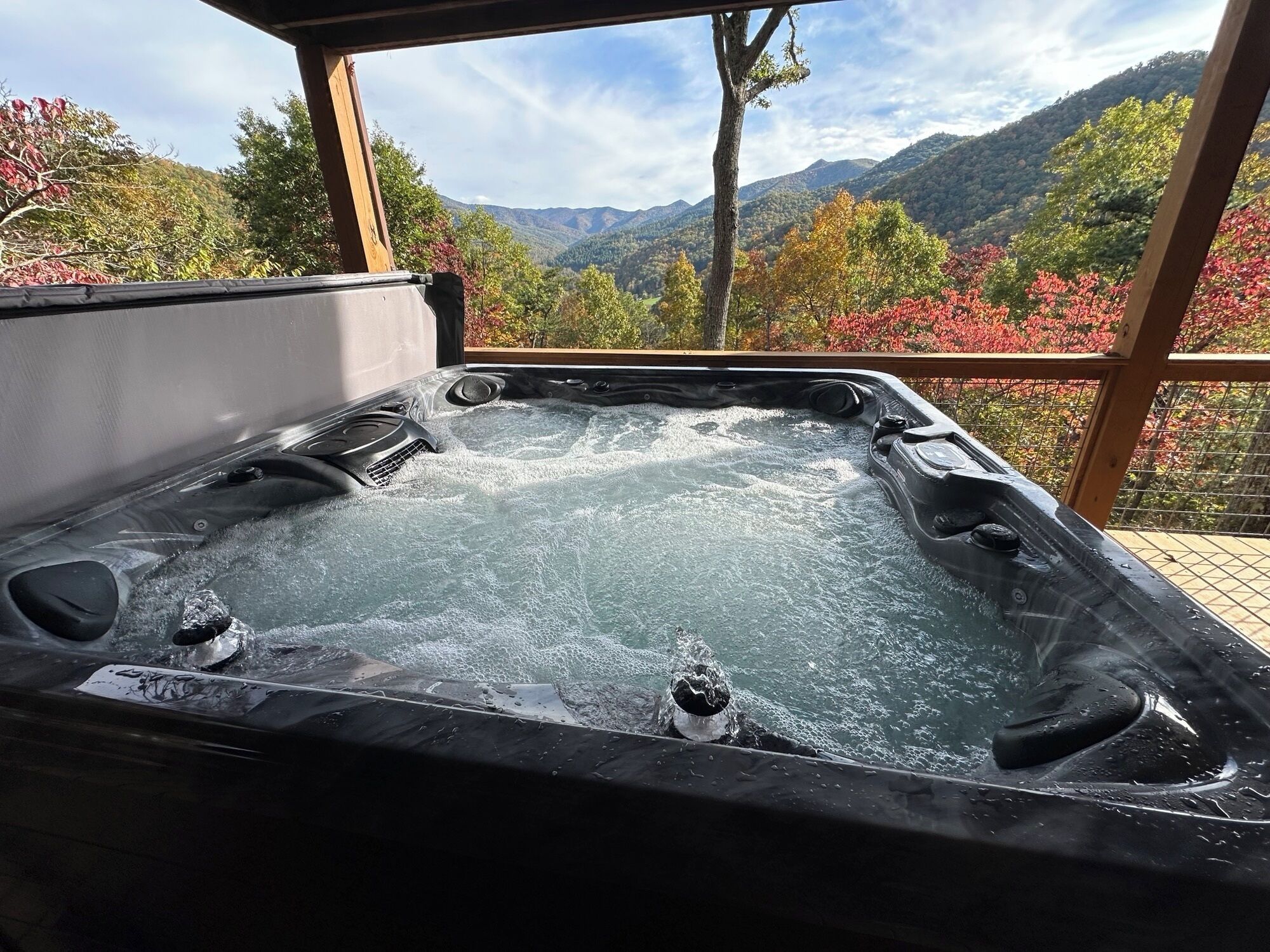 Ett bubbelbad med utsikt över ett bergigt landskap.