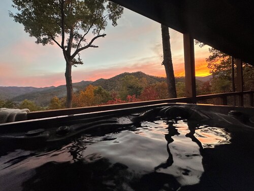 The Skylodge at Lake Logan! Mountain top Cabin Amazing Views Hot Tub Fireplace!