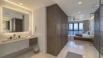 Luksus-lejlighed - havudsigt | Badeværelse | Gratis toiletartikler, hårtørrer, håndklæder, Sæbe