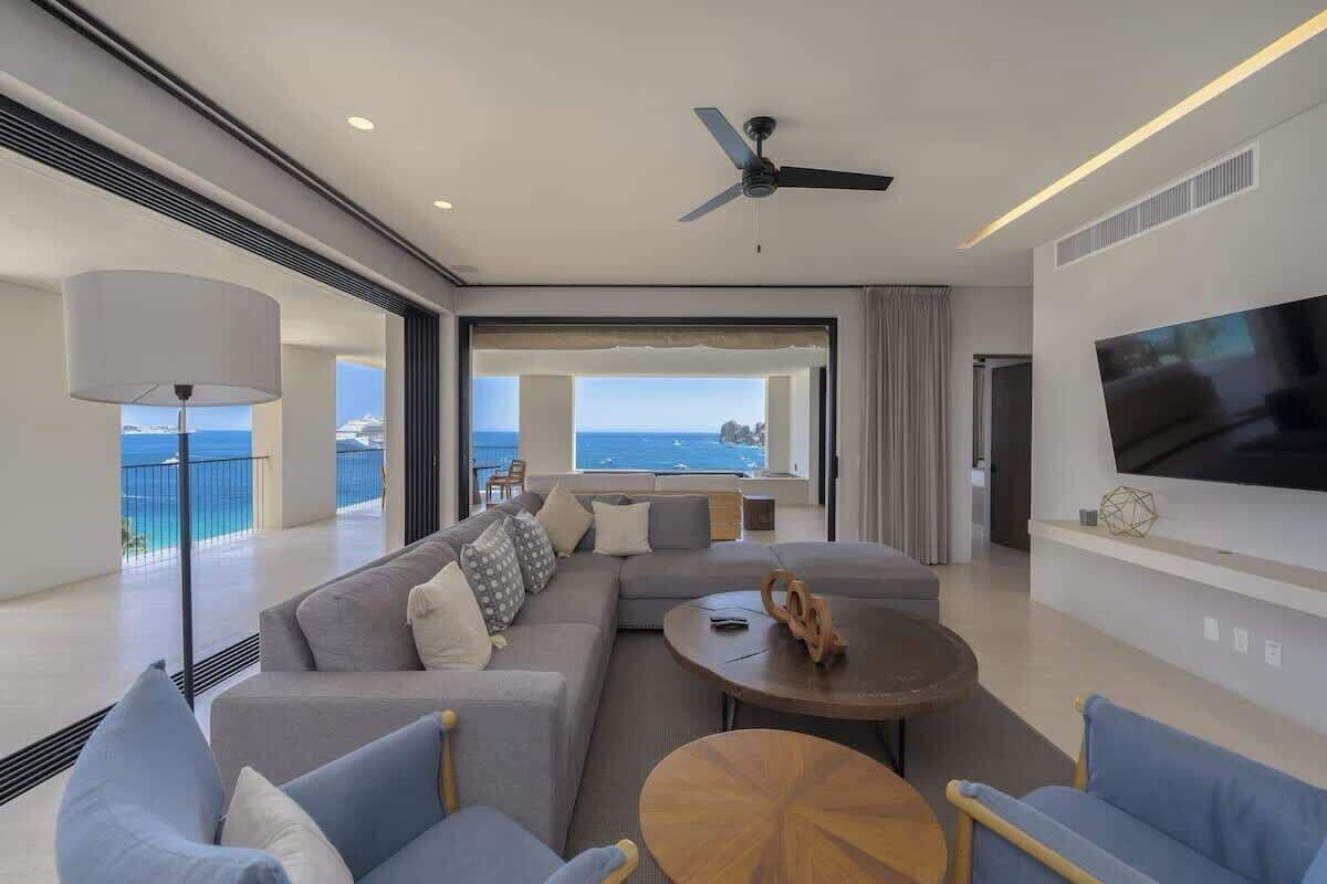 Luxe appartement, uitzicht op oceaan | Woonkamer | Een 40-inch smart-tv met kabelzenders