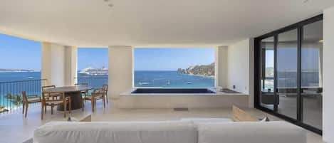 Luxe appartement, uitzicht op zee | Woonruimte | Een 40-inch smart-tv met kabelzenders