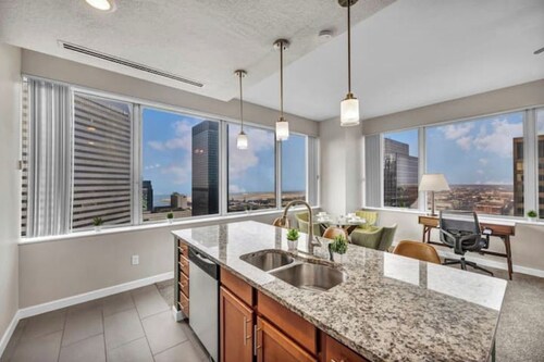 Luxury 21st Floor Penthouse Great Downtown VIEWS