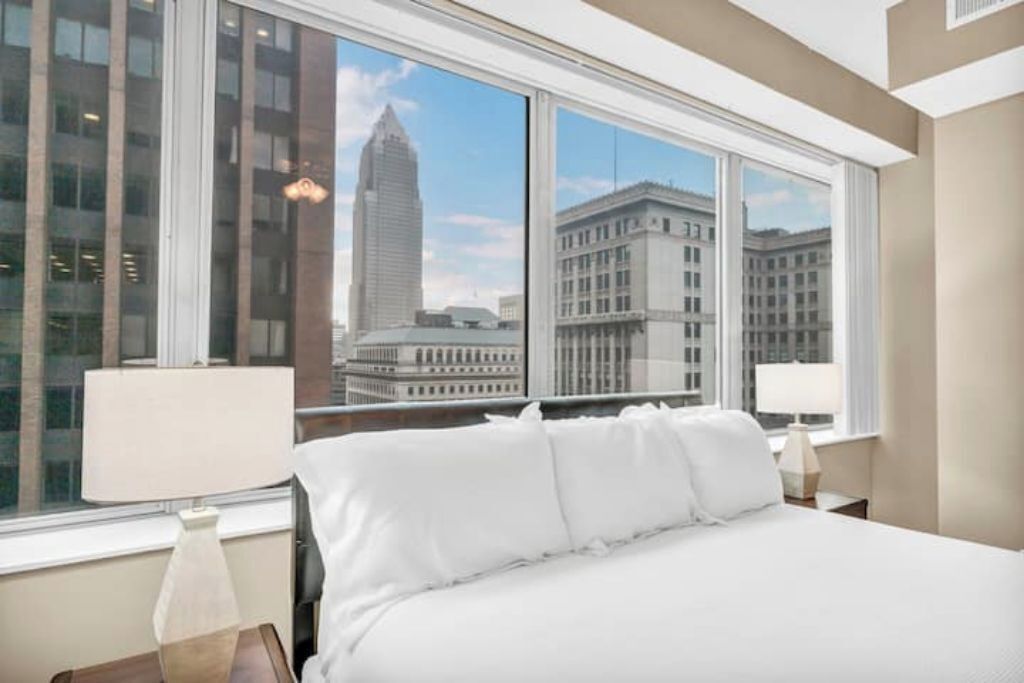 2 habitaciones, tabla de planchar con plancha, internet y ropa de cama 