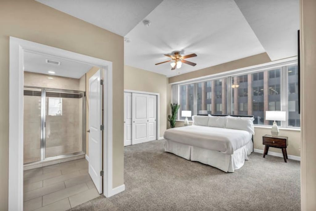 2 多间卧室、熨斗/熨衣板、上网接入、床单