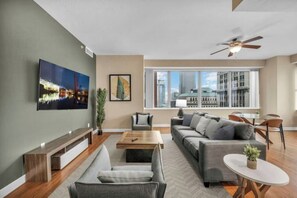 Living area - 16th Floor Downtown High-Rise FREE Parking & Gym (Cleveland)