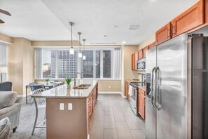 Private kitchen - LAKE VIEW Sky-Suite in the Heart of Downtown! (Cleveland)