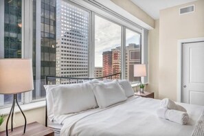 2 bedrooms, iron/ironing board, internet, bed sheets - LAKE VIEW Sky-Suite in the Heart of Downtown! (Cleveland)