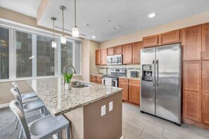 Private kitchen - LAKE VIEW Sky-Suite in the Heart of Downtown! (Cleveland)