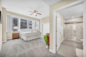 2 bedrooms, iron/ironing board, internet, bed sheets - LAKE VIEW Sky-Suite in the Heart of Downtown! (Cleveland)