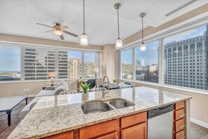 Interior - LAKE VIEW Sky-Suite in the Heart of Downtown! (Cleveland)