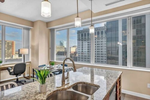 LAKE VIEW Sky-Suite in the Heart of Downtown!