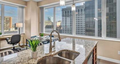 LAKE VIEW Sky-Suite in the Heart of Downtown!