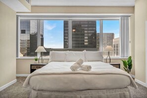 2 عدّة غرف نوم ومكواة/لوح كي وخدمة الإنترنت وملاءات أسرّة