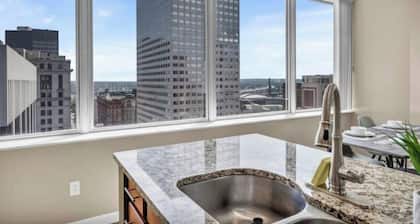 21st Floor Penthouse Amazing Views of Downtown!