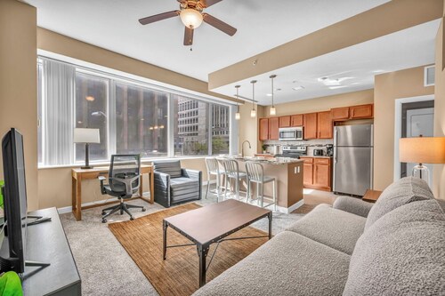 Modern High-Rise Condo in Central Downtown  Gym