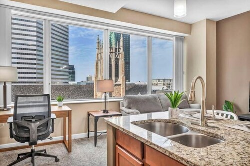 Luxury High-Rise Condo in Amazing Location Gym