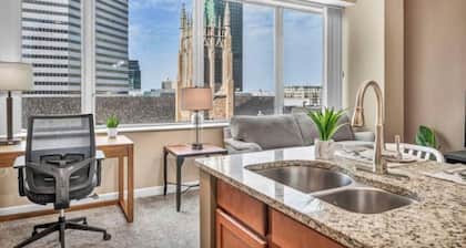 Luxury High-Rise Condo in Amazing Location Gym