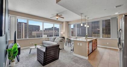 Downtown Flat w/ LAKE VIEW: Walk 2 Stadiums/Arenas
