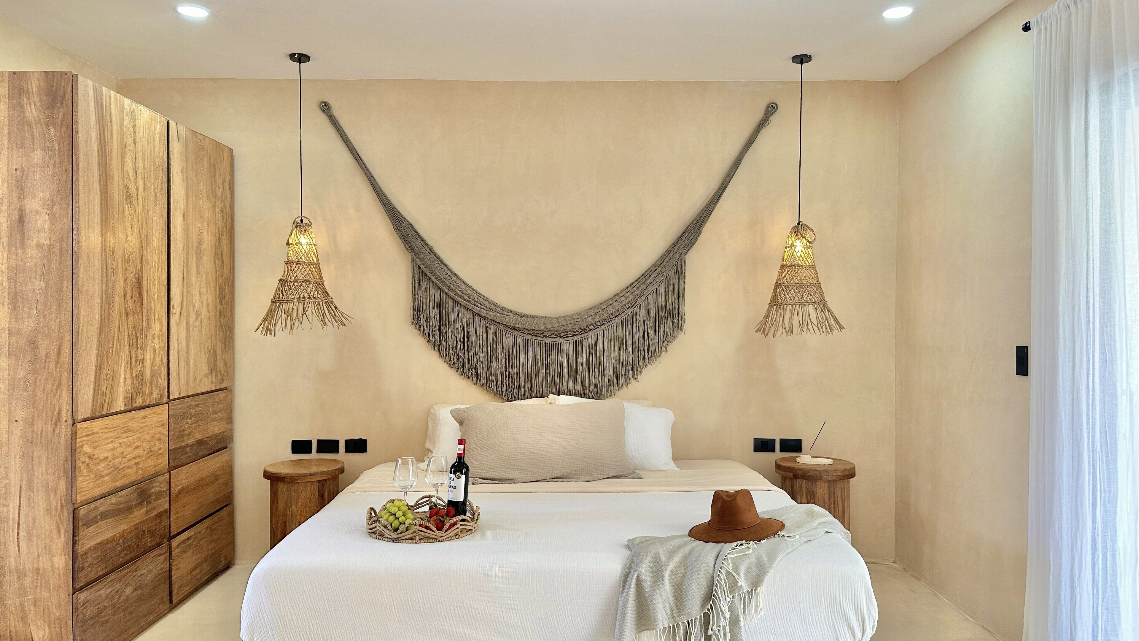 Appartamento Deluxe, balcone, vista piscina | Cassaforte in camera, con arredamento individuale, tende oscuranti