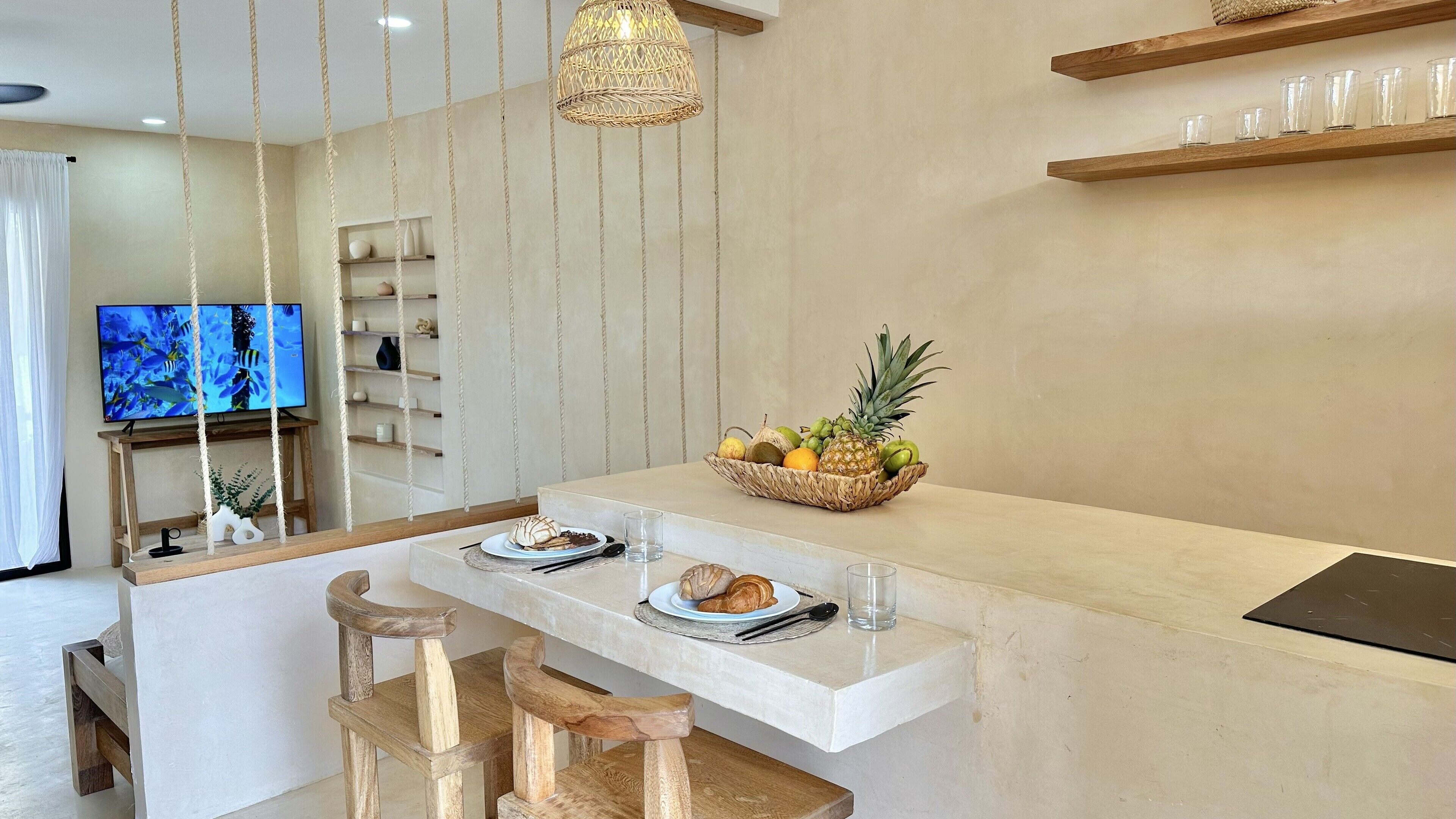 Deluxe-lejlighed - balkon - udsigt til pool | Privat køkken | Mikrobølgeovn, kogeplade, køkkentøj/tallerkener/redskaber