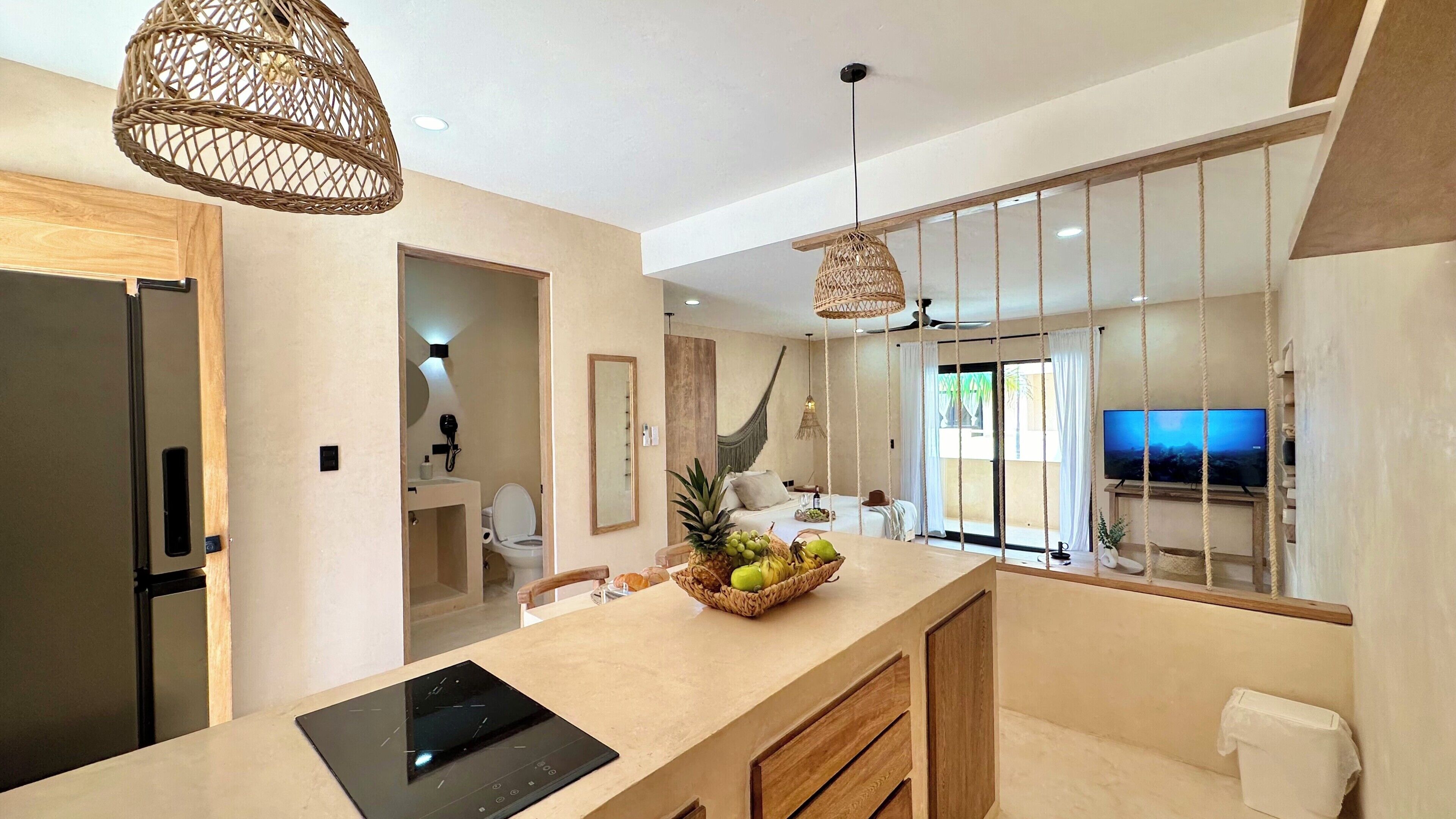 ラグジュアリー アパートメント プールビュー | 専用キッチン | 電子レンジ、コンロ、調理器具と食器