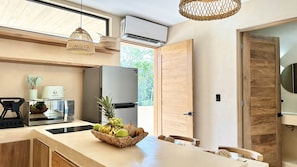Deluxe appartement, balkon, uitzicht op zwembad | Privékeuken | Een magnetron, een kookplaat, kookgerei, borden en bestek