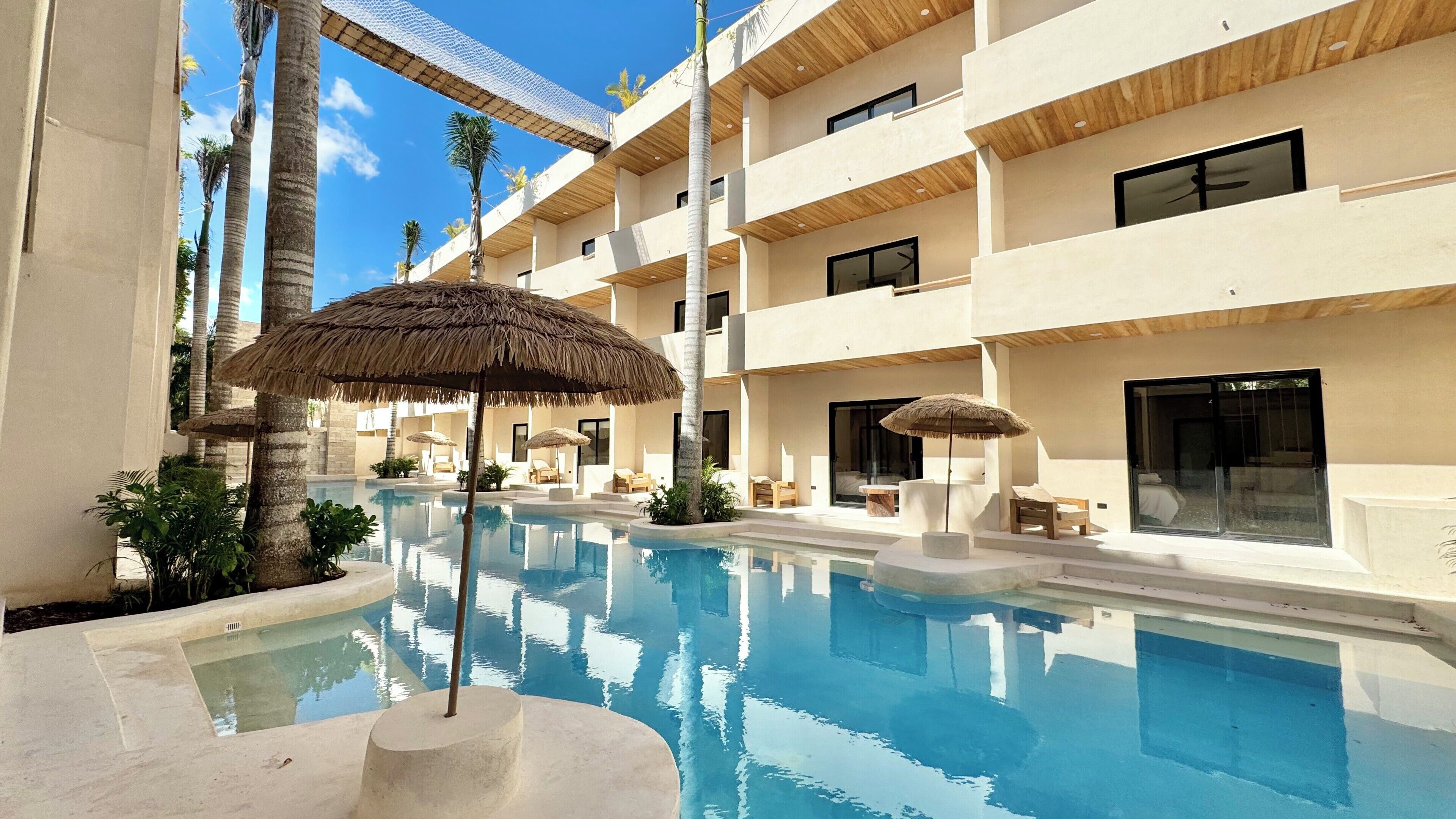 Luxury Apartment, Pool View | Front of property