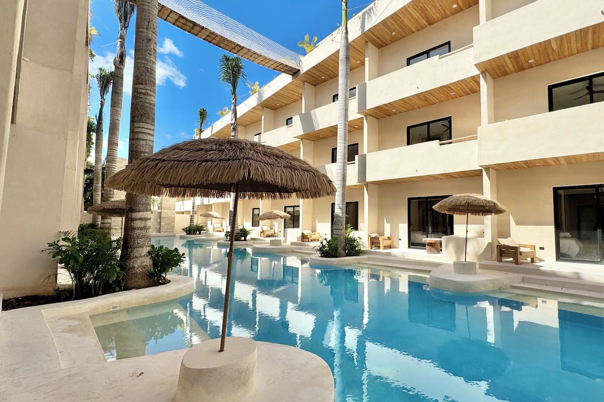 Luxury Apartment, Pool View | Front of property