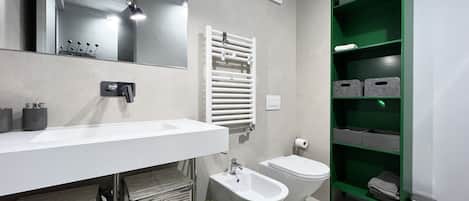 Haartrockner, Bidet, Handtücher, Seife