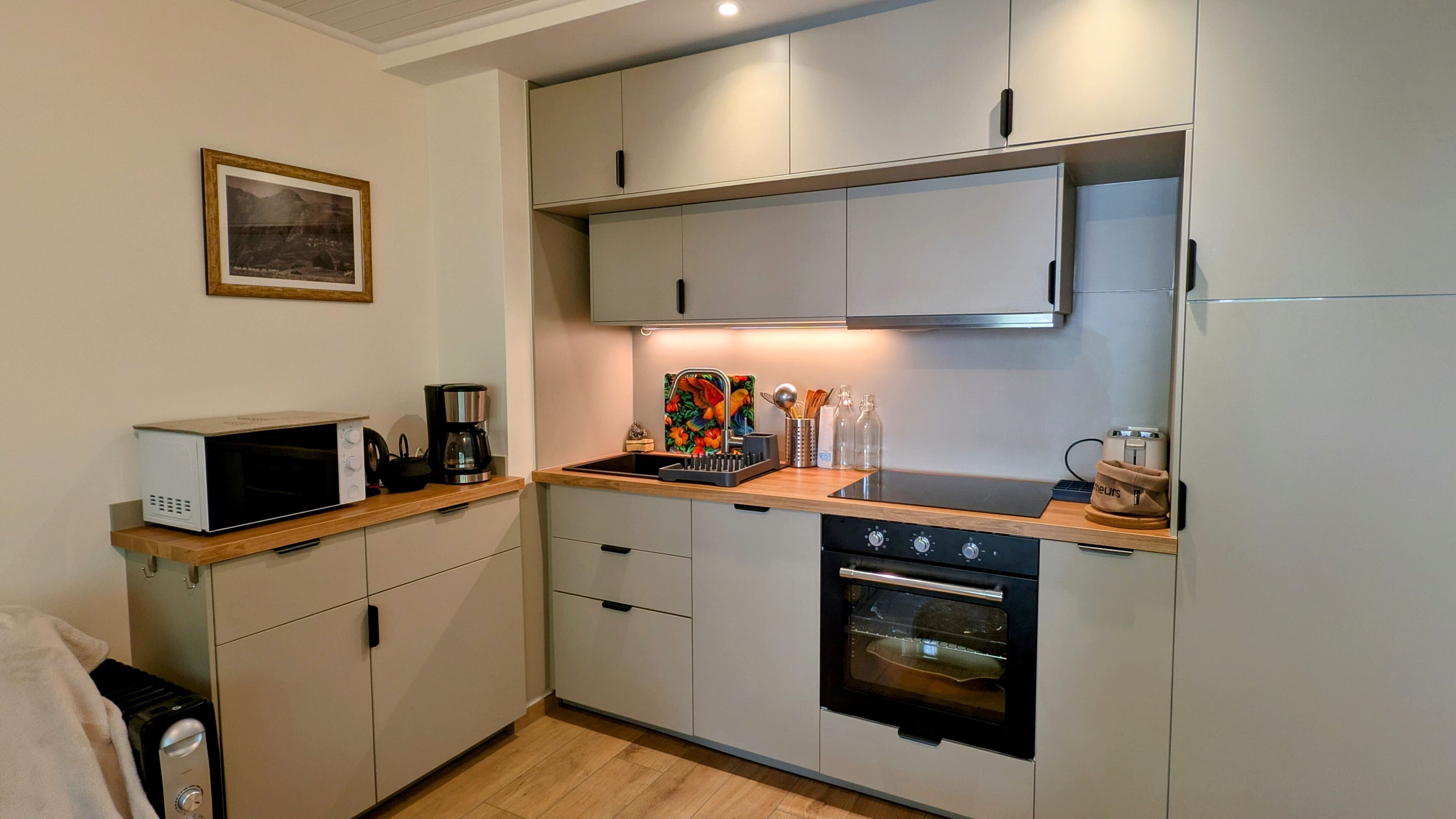 Réfrigérateur, micro-ondes, four, plaque de cuisson