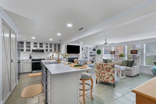 Cork Ferry Cottage, water views, near multiple Phoebe Putney locations 