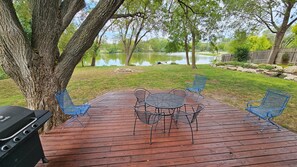 Outdoor dining - Swan Shores - Lakefront home in Wichita (Wichita)