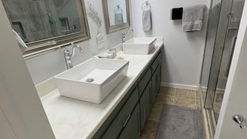 Douche, sèche-cheveux, serviettes fournies, savon