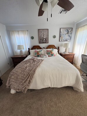 3 bedrooms, WiFi, bed sheets - Jennie May's Retreat offers a comfortable place to rest and recharge! (Enid)