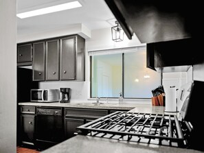 Fridge, microwave, oven, stovetop - NEW 3 BDRM Northwest Austin Home Near Q2/Domain/DT (Austin)