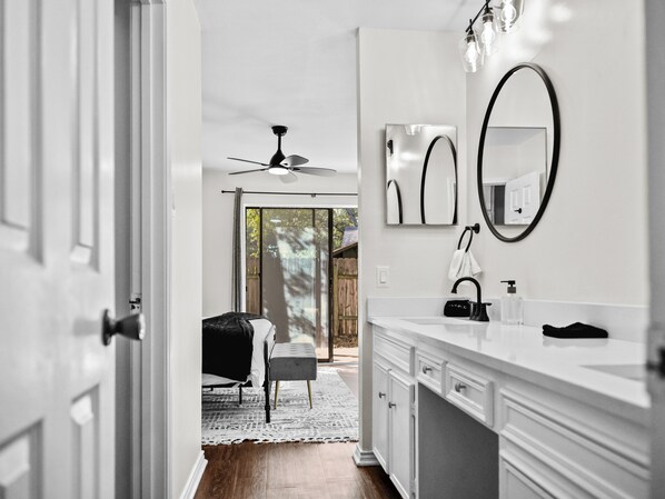 3 bedrooms, desk, free WiFi, bed sheets - NEW 3 BDRM Northwest Austin Home Near Q2/Domain/DT (Austin)