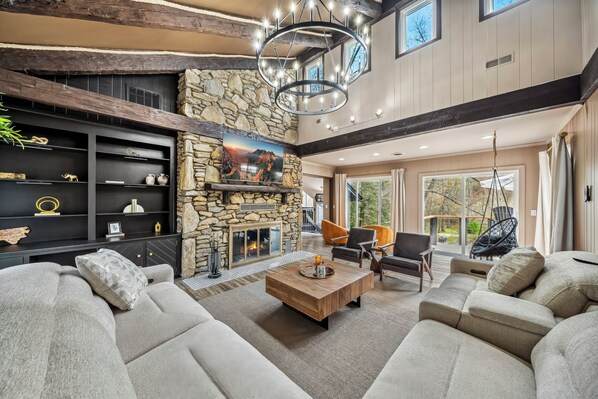 TV connectée, cheminée, livres, chaîne hi-fi