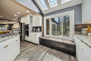 ثلاجة، ميكروويف، فرن، موقد طهي مسطح