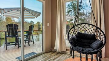 TV connectée, cheminée, livres, chaßne hi-fi