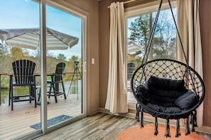 تلفزيون ذكي، مدفأة، كُتُب، ستيريو