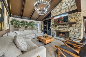 تلفزيون ذكي، مدفأة، كُتُب، ستيريو