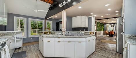 ثلاجة، ميكروويف، فرن، موقد طهي مسطح