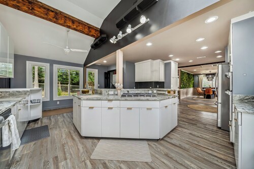 Luxury Oasis/Pool/Family Friendly/Boat/Pond/River