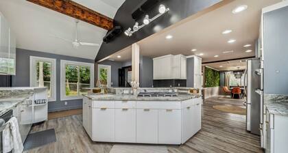 Luxury Oasis/Pool/Family Friendly/Boat/Pond/River