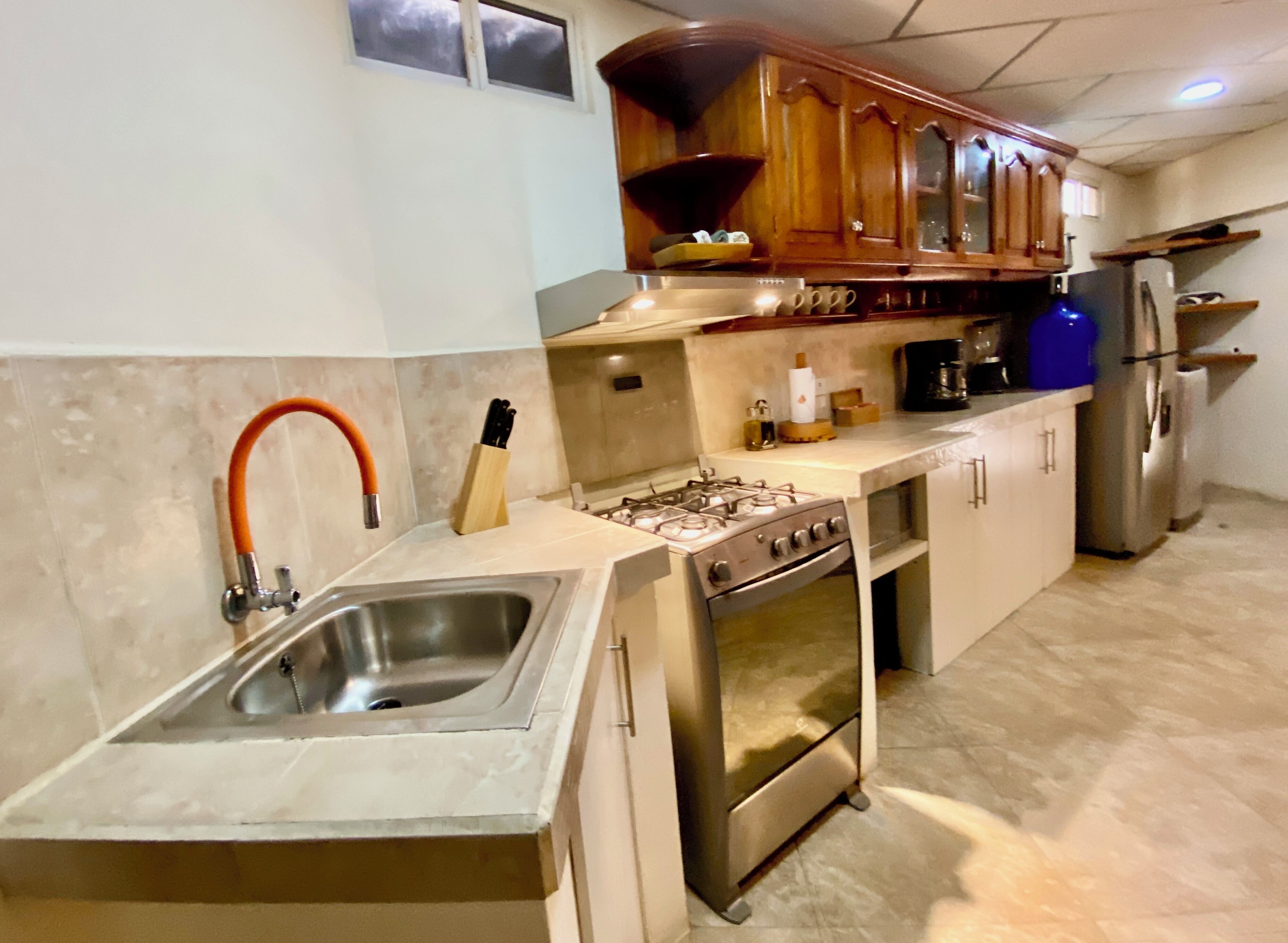 Kjøleskap, mikrobølgeovn, kaffetrakter/tekoker og kjøkkenutstyr