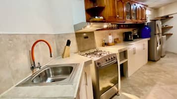 Refrigerador, microondas, cafetera y tetera y utensilios de cocina